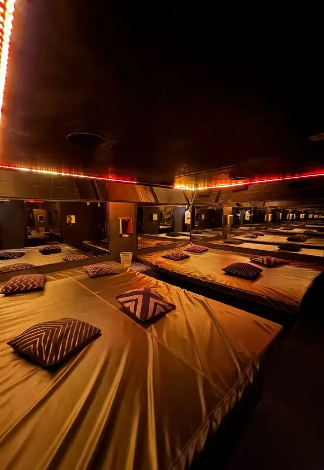 Overside Club, swingers club in Paris